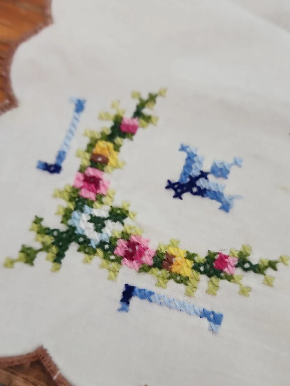 🩵 Embroidered White Linen Napkins with Floral Cross-Stitch